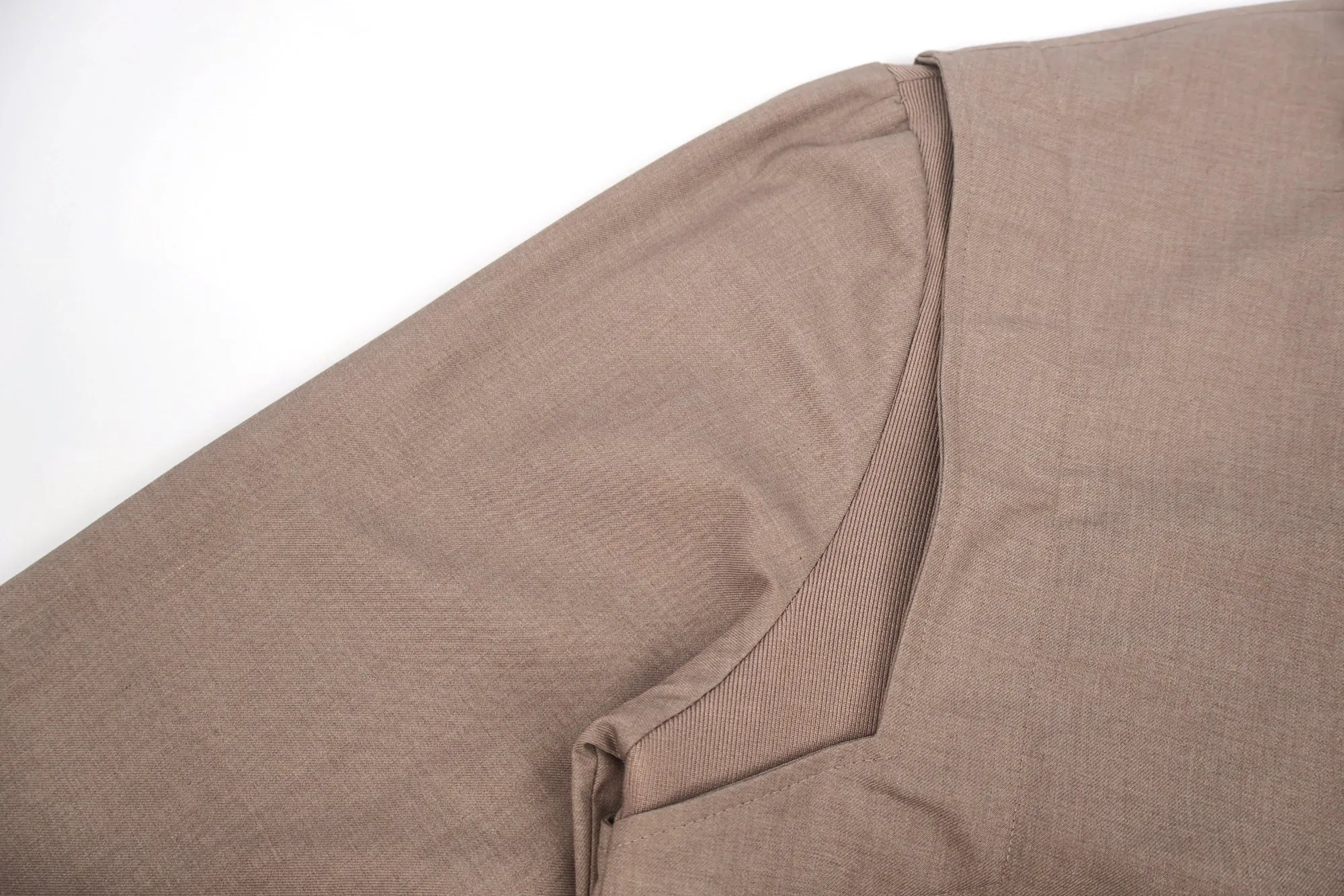 🅿️810 1v 25FW khaki wool casual jacket. The original jacket was purchased for 24,200 yuan. The old money style of Lujia is really not comparable to those second-tier brands. We custom-made imported real wool blended fabrics. The upper body is particularly high-end. Fabric has always been a particularly important part of our products. It is also the foundation for the rise of high-rise buildings. The materials we use are quite solid. Nearly 100% sheep wool is blended with polyester and polyester to ensure the drape of the pants. The comparison of the sample in Figure 2 is only slightly red. The specifications are exclusively custom-woven and have no difference. The pockets and trims are cut according to the Italian old-money style craftsmanship standards. The back pockets are embellished with embossed logos. The focus is to restore the pleats and perm marks on the front, which is full of texture. Size:50-52-54-56